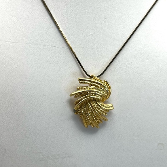 Elegant Gold Pendant Necklace